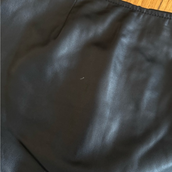 Danier vintage leather pencil skirt 🖤 - Picture 3 of 3